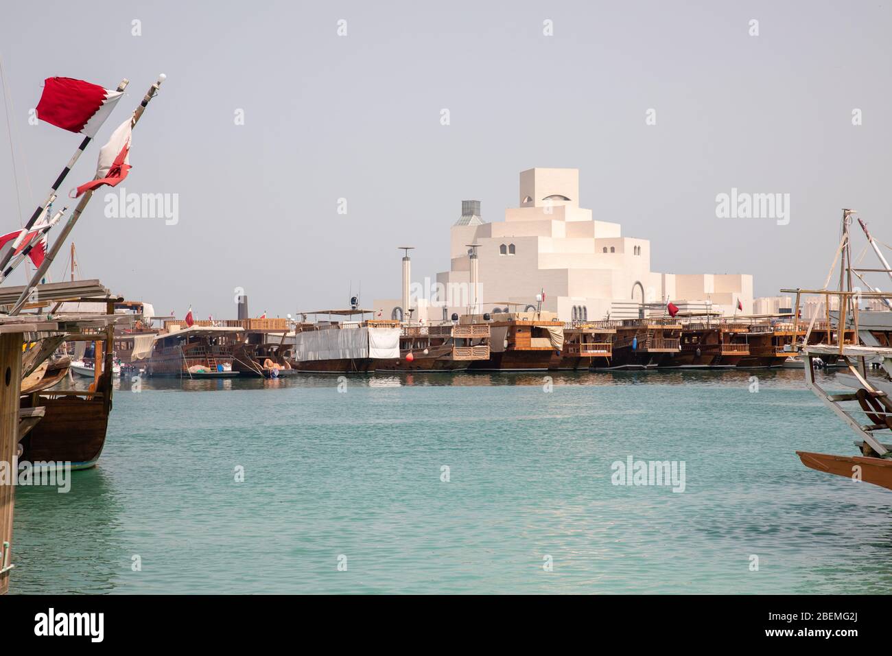 Doha, Qatar - 2 mars 2020: Vue sur le Musée blanc de l'art islamique à Doha City au Qatar avec l'eau du port bleu au premier plan Banque D'Images