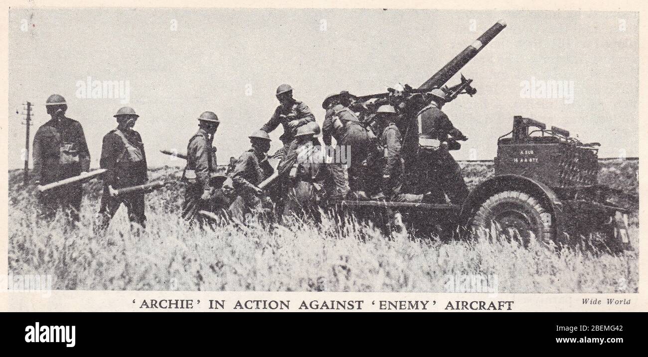 Photo noir et blanc des soldats des années 1930 qui travaillent un pistolet anti-avion 'Archie'. Banque D'Images