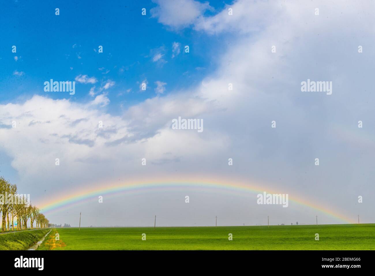 Jolanda di Savoia, Italie. 14 avril 2020. Rainbow après une tempête à Jolanda di Savoia, Italie. Crédit: Filippo Rubin / Alay Banque D'Images