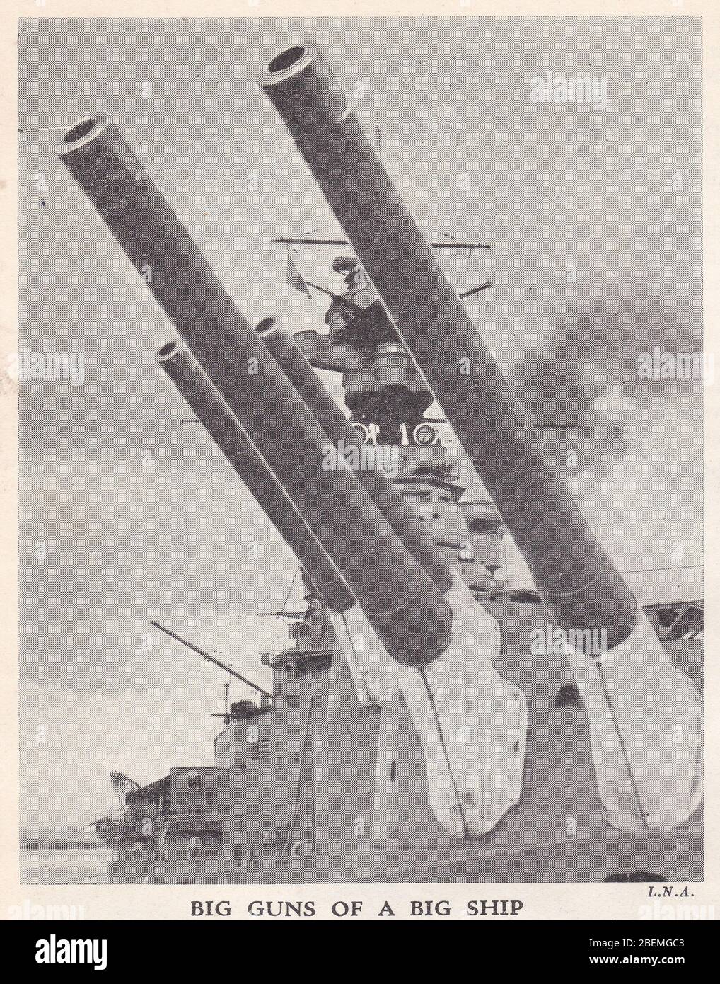 Photo noir et blanc vintage des années 1930 du HMS Hood montrant ses huit armes à feu. Banque D'Images