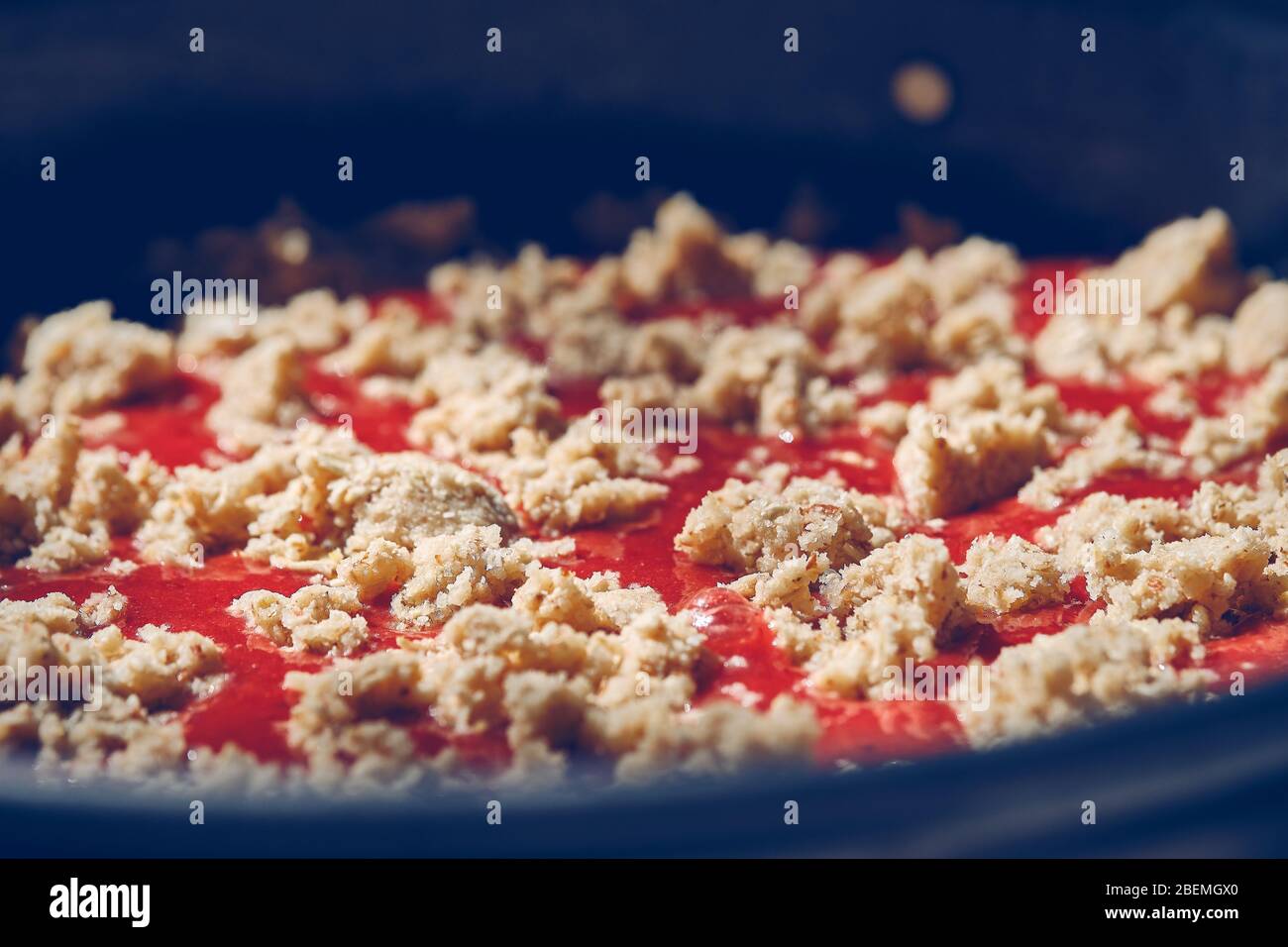 Si délicieux gâteau aux miettes de fraises maison fait attendre pour manger Banque D'Images