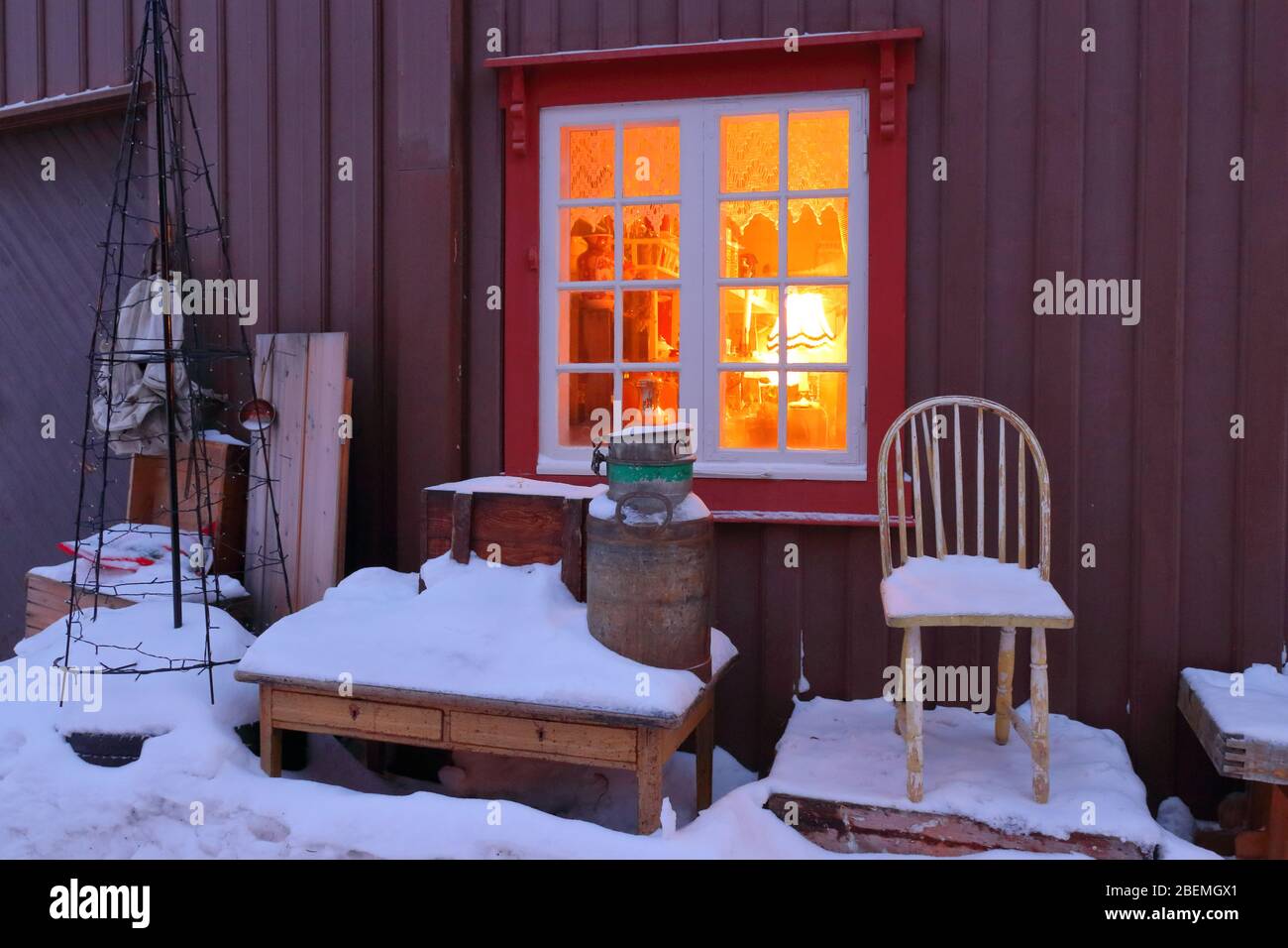 Lumière chaleureuse et détails charmants d'un magasin d'époque dans le centre historique de Røros en hiver. Banque D'Images