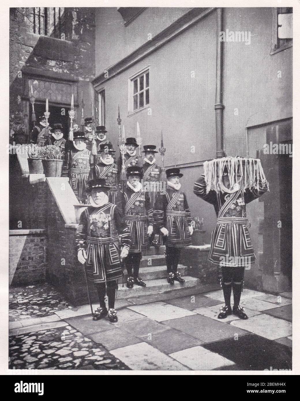 Photo noir et blanc vintage des exploits des années 1930, portant le Maundy Money au Abbé's Courtyard de Westminster. Banque D'Images