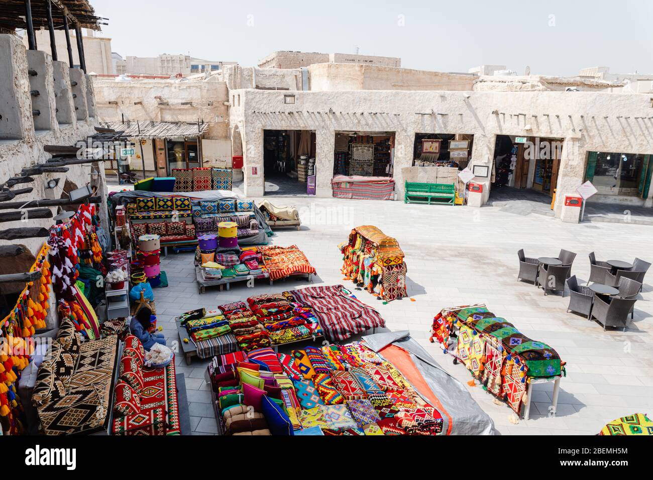 Doha City, Qatar - 2 mars 2020: Vue sur le marché arabe traditionnel Souq Waqif vendre des tapis et des vêtements dans la ville de Doha au Qatar Banque D'Images