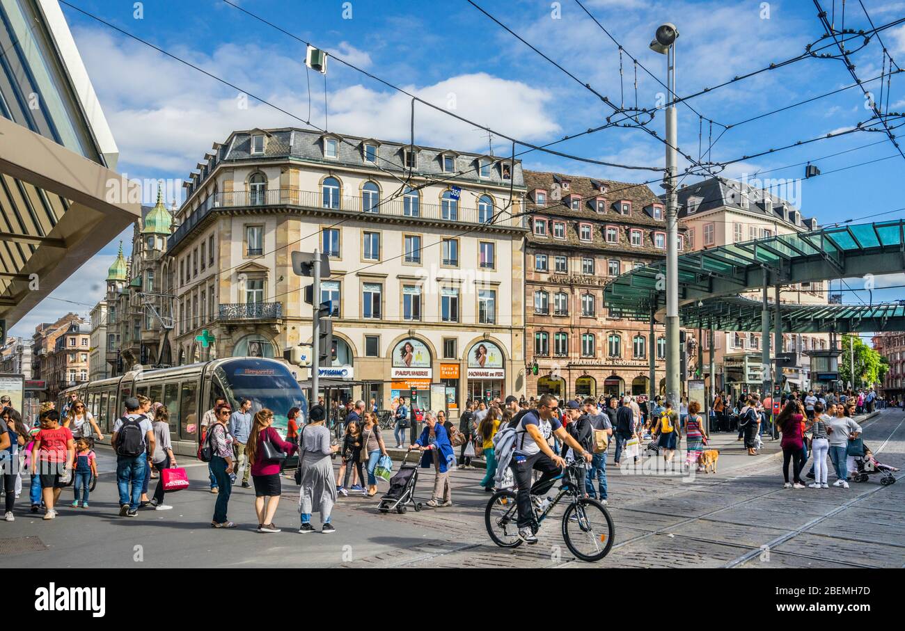 Place de l'Homme de fer avec une rotonde en verre, le principal centre de transport de Strasbourg où se croisent plusieurs lignes de tramway, Strasbourg, Alsace, région Gran Banque D'Images