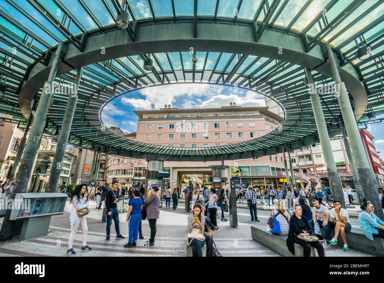 Place de l'Homme de fer avec une rotonde en verre, le principal centre de transport de Strasbourg où se croisent plusieurs lignes de tramway, Strasbourg, Alsace, région Gran Banque D'Images
