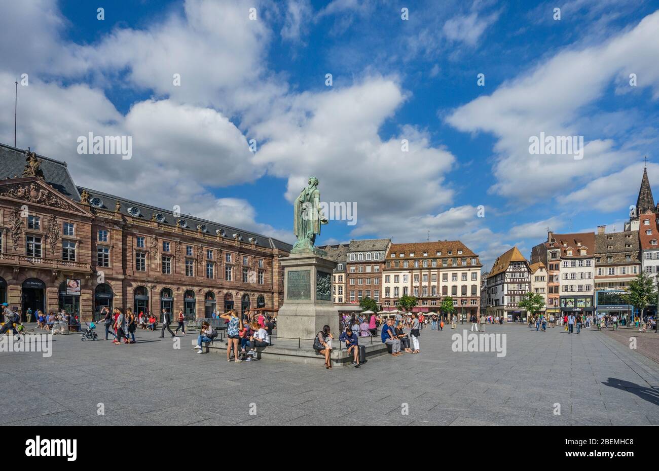 Place Kléber, la plus grande place du centre de Strasbourg, au coeur de la zone commerciale de la ville avec la statue de Jean-Baptiste K. Banque D'Images