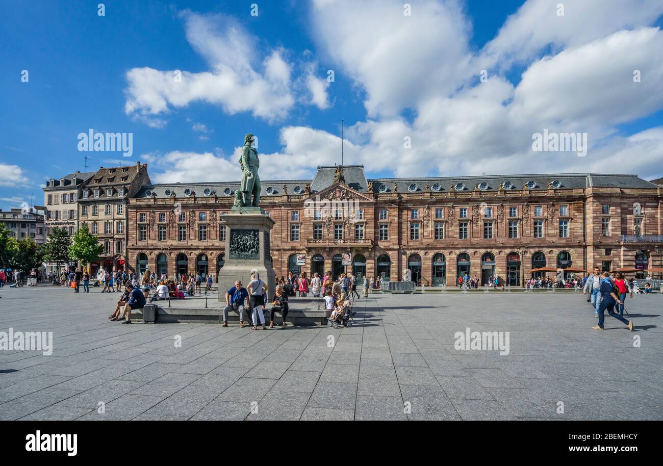 Place Kléber, la plus grande place du centre de Strasbourg, au coeur de la zone commerciale de la ville avec la statue de Jean-Baptiste K. Banque D'Images