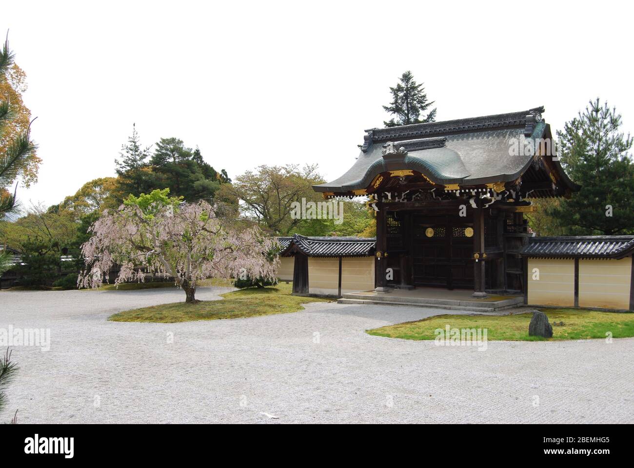 Porte en bois du Palais impérial de Kyoto Banque D'Images