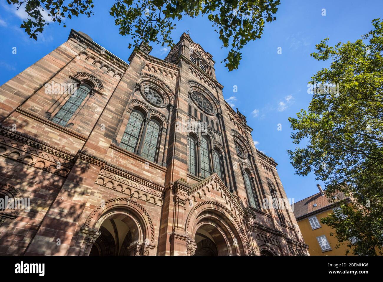 Façade en grès rose du temple neuf du XIXe siècle église luthérienne de style néo-roman ; place du Temple neuf, Strasbourg, Alsace, France Banque D'Images