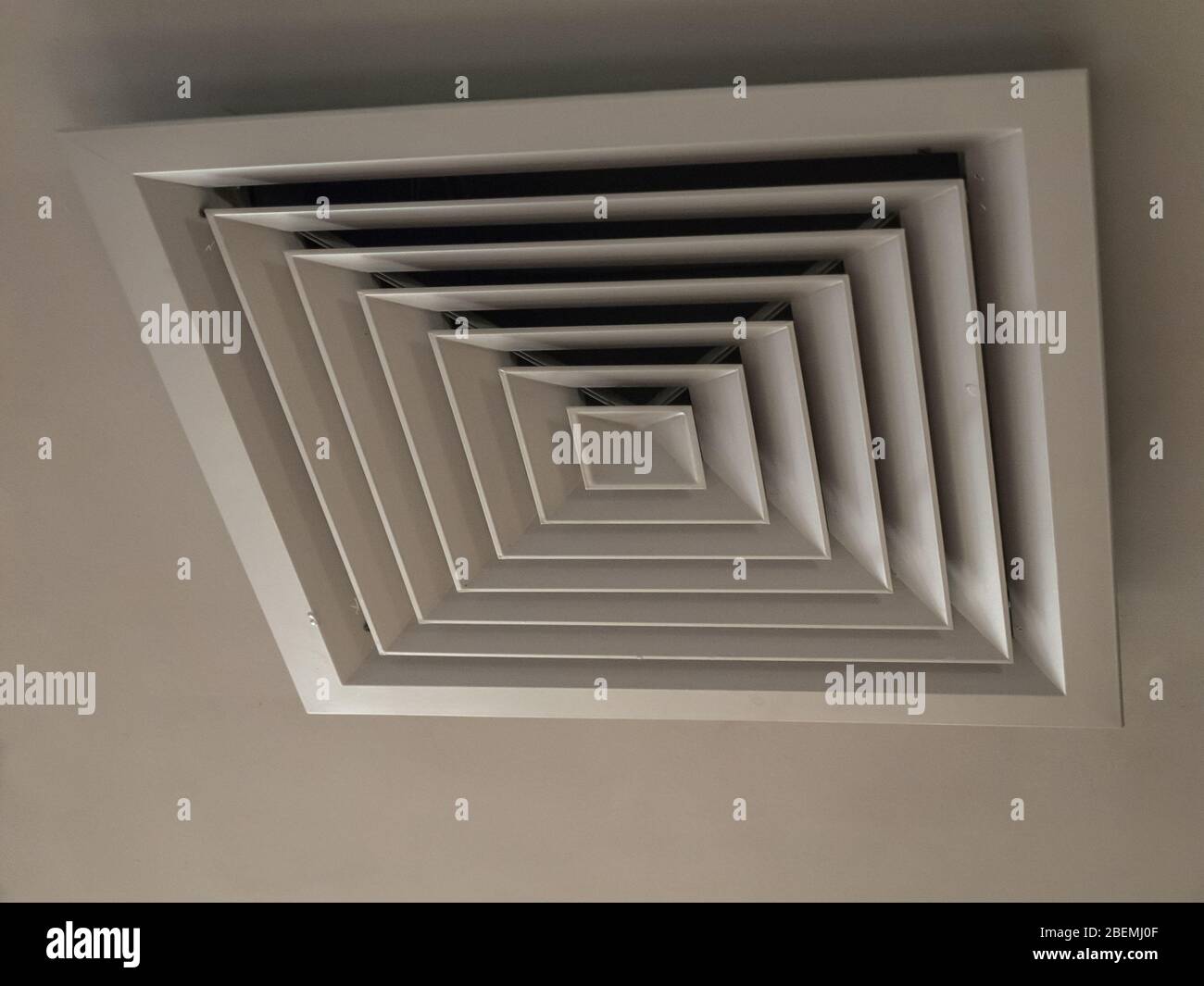 Photo à un angle de trappe de ventilation avec une couverture à motif carré  accrochée sur un plafond clair Photo Stock - Alamy