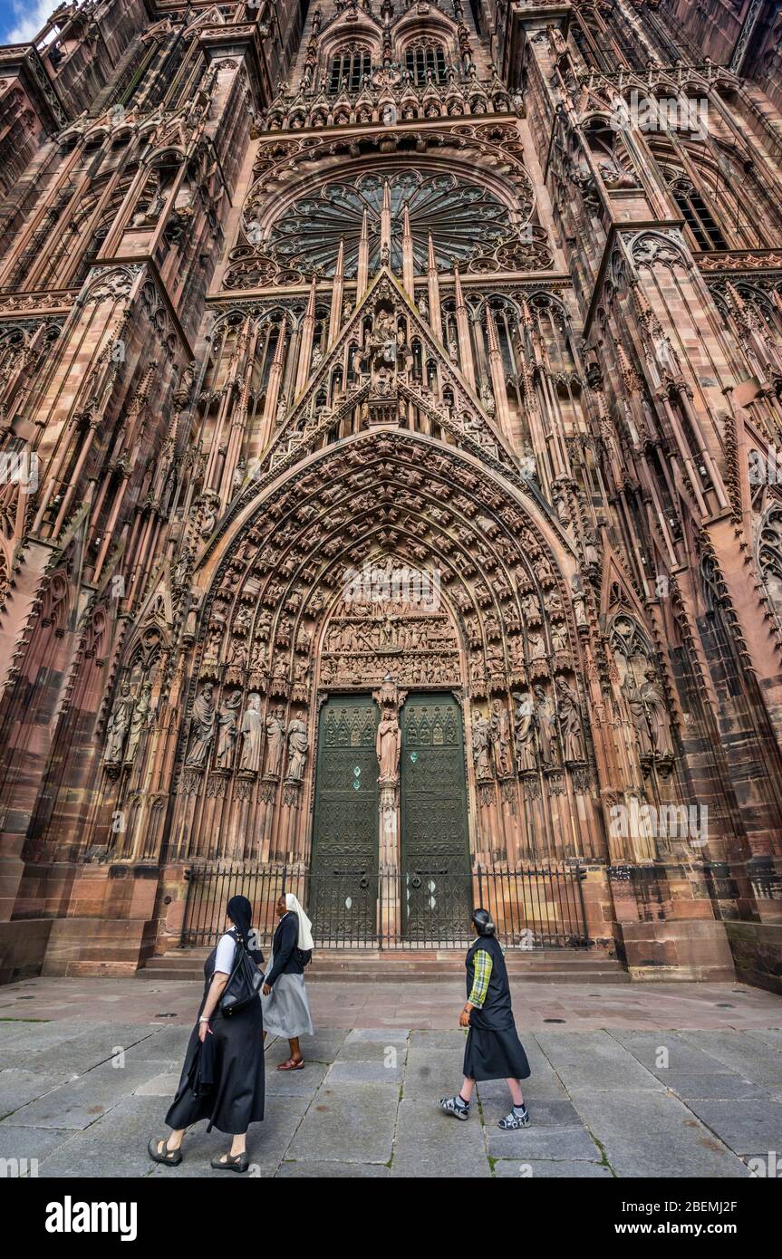 Le portail ouest de la cathédrale de Strasbourg, décoré de milliers de personnalités, Strasbourg, Alsace, France Banque D'Images