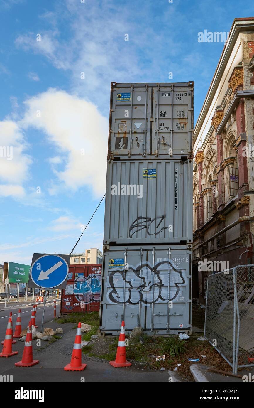 Christchurch, Nouvelle-Zélande - 10 juin 2017 : un séisme a endommagé le bâtiment avec des conteneurs d'expédition pour éviter un nouvel effondrement Banque D'Images