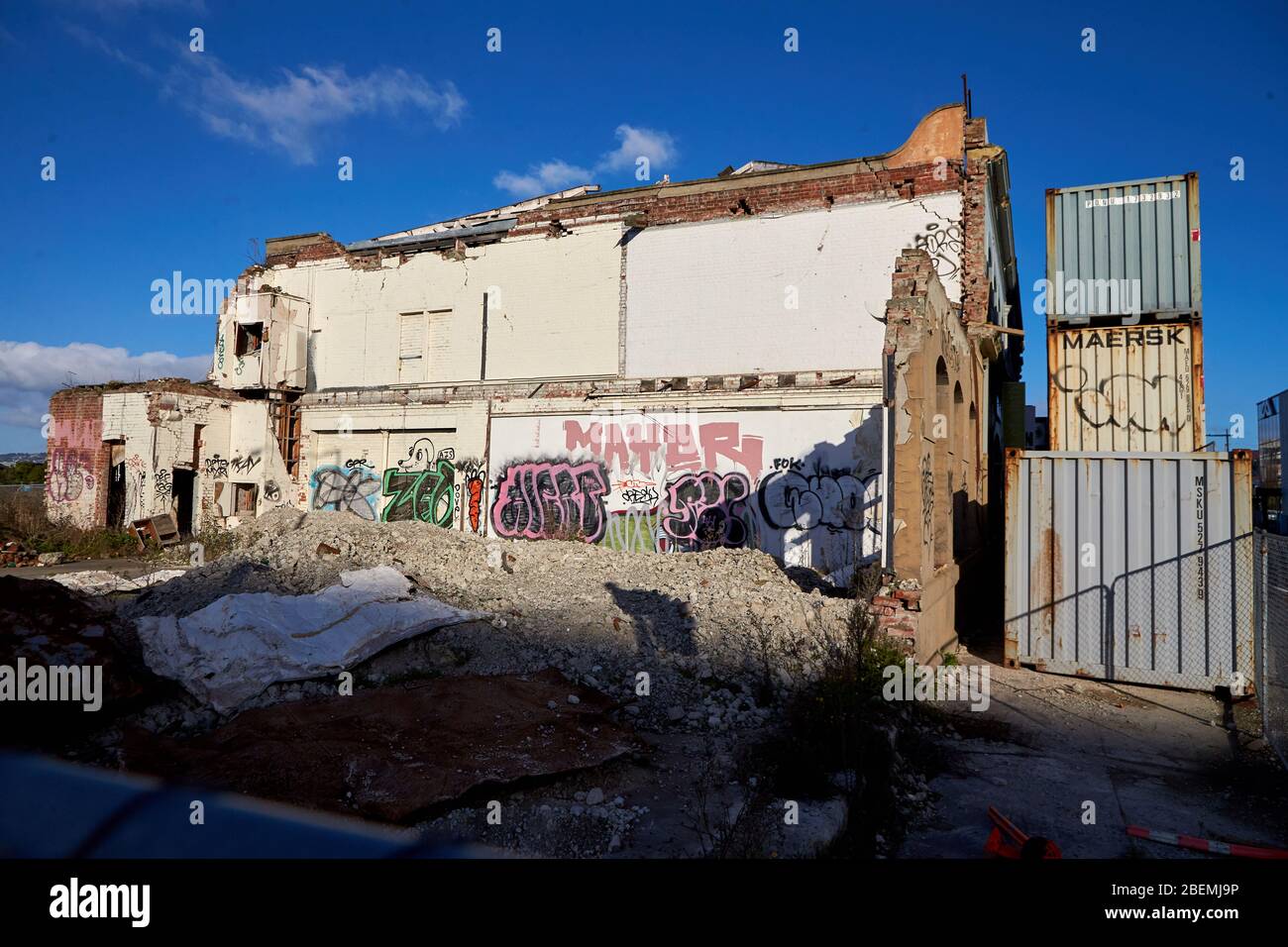 Christchurch, Nouvelle-Zélande - 10 juin 2017 : un séisme a endommagé le bâtiment avec des conteneurs d'expédition pour éviter un nouvel effondrement Banque D'Images