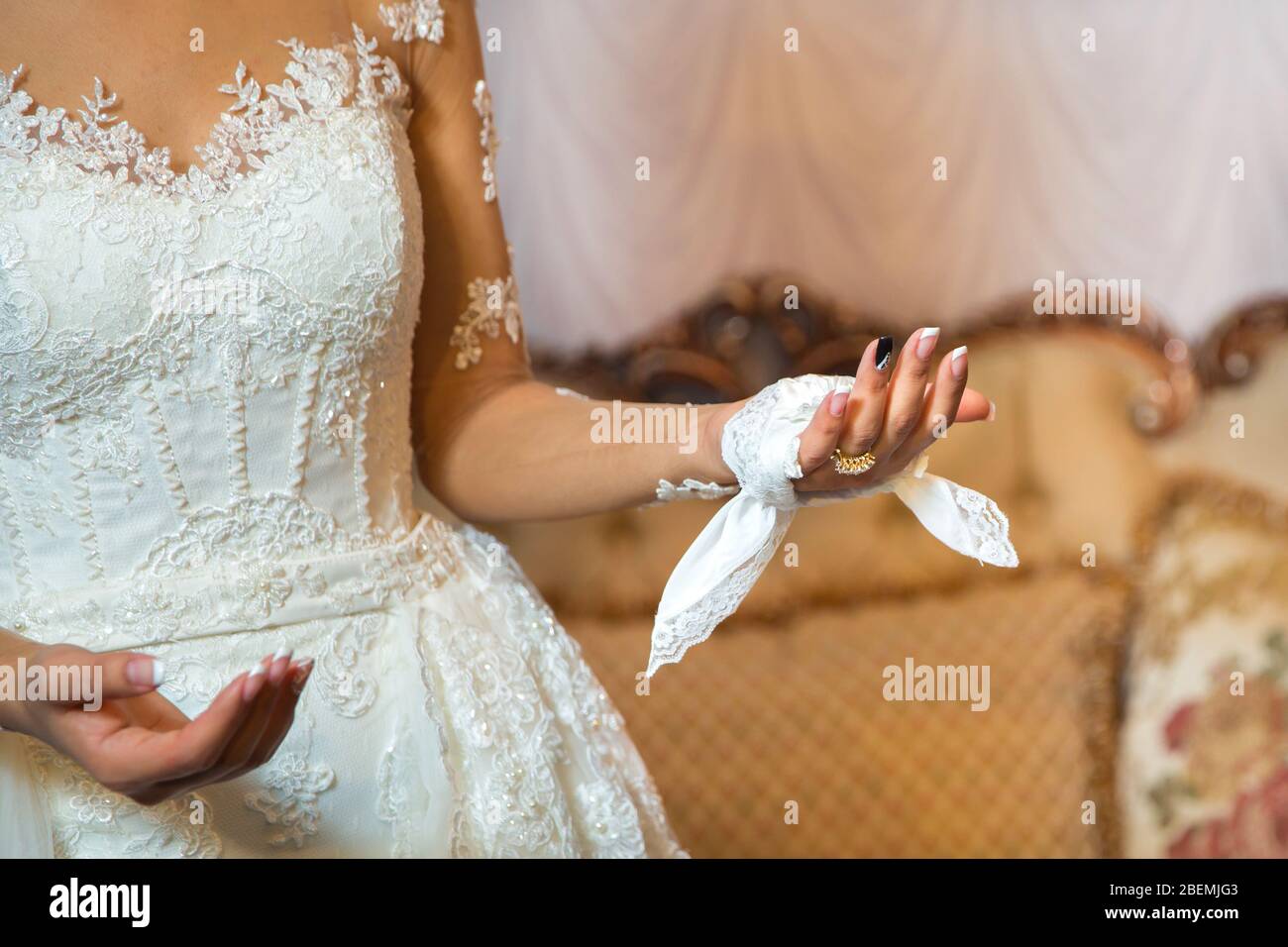 Le marié a attaché un mouchoir dans la main de la mariée . La mariée met le mouchoir dans ses mains . Banque D'Images