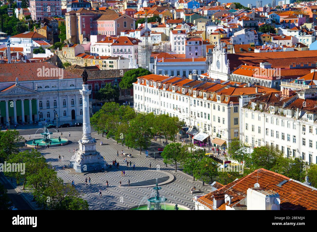 Portugal, Lisbonne, la place centrale principale de la vieille ville, place Rossio en été avec pavé portugais en pierre, grandes fontaines et statue de Dom Pedro I Banque D'Images