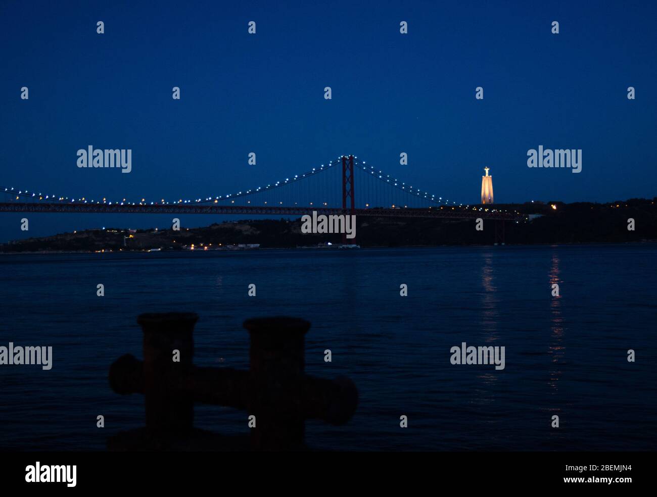 Portugal, Lisbonne, nuit lumières du pont Tage Lisbonne, Ponte 25 avril pont sur le fleuve Tage, Lisbonne sur la rive du Tage, Christ le Stat du roi Banque D'Images