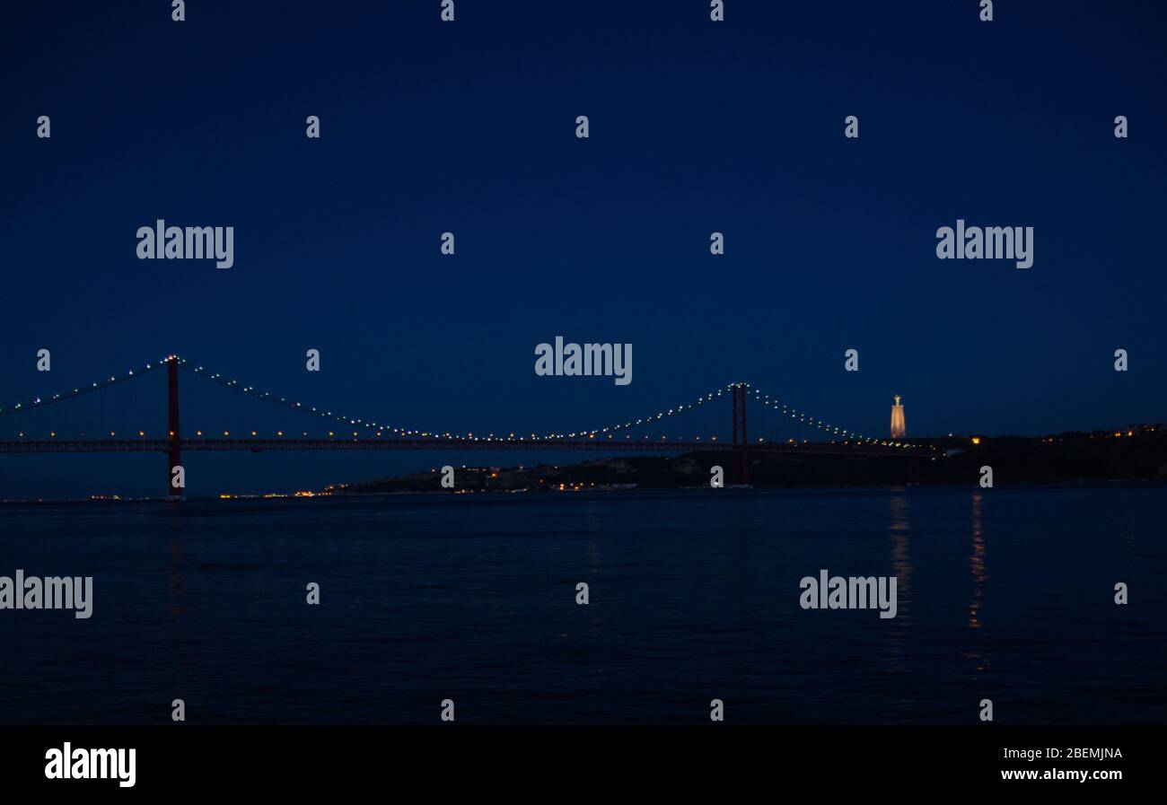 Portugal, Lisbonne, vue panoramique sur les lumières nocturnes du pont de Tage Lisbonne, Ponte 25 avril pont sur le fleuve Tage, Lisbonne sur la rive du Tage, Chr Banque D'Images