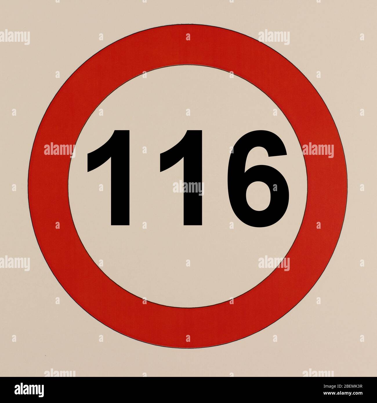 Illustration des Straßenverkehrszeichens 'maximum Geschwindigkeit 116 km pro Stunde' Banque D'Images