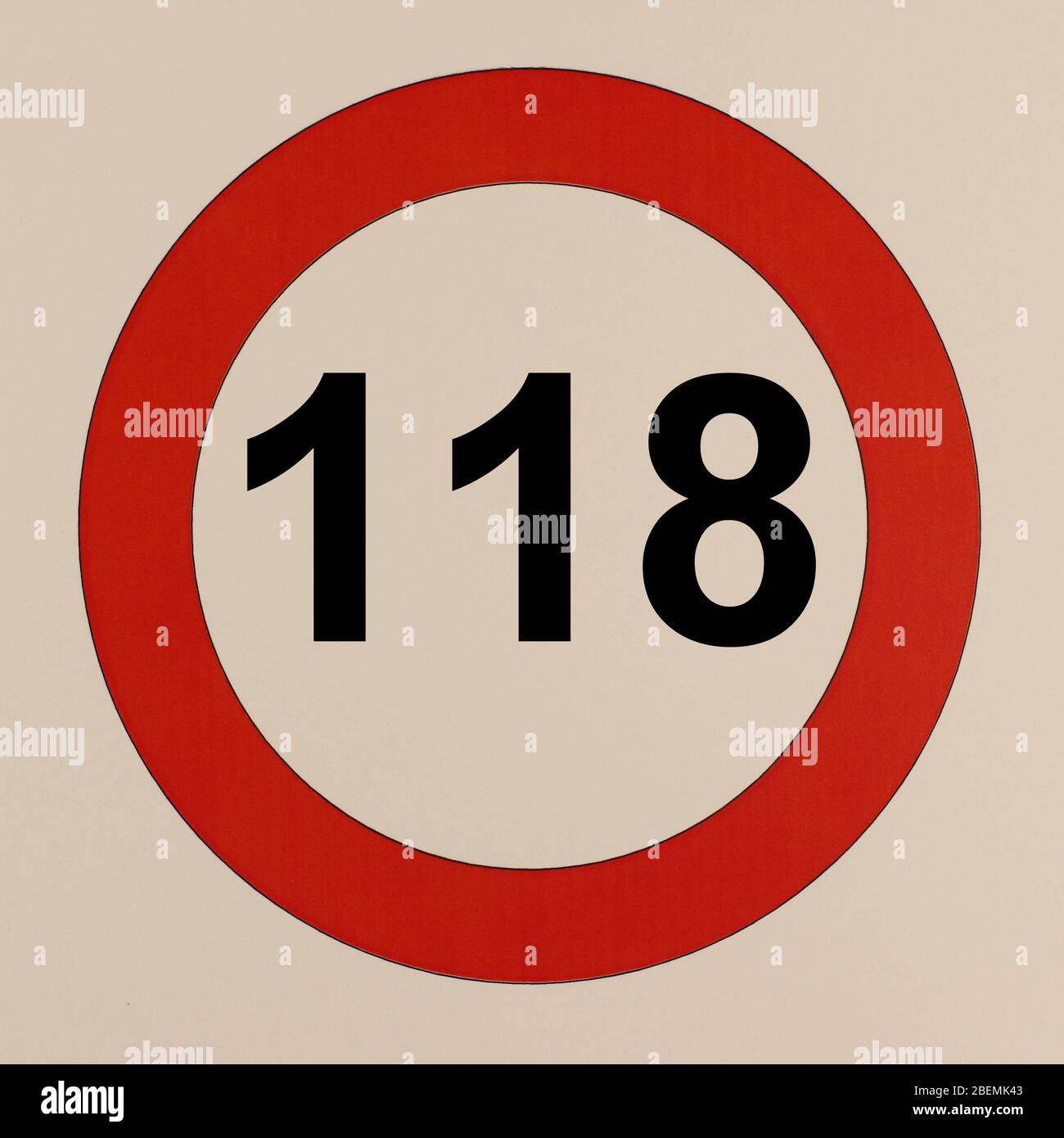 Illustration des Straßenverkehrszeichens 'maximum Geschwindigkeit 118 km pro Stunde' Banque D'Images