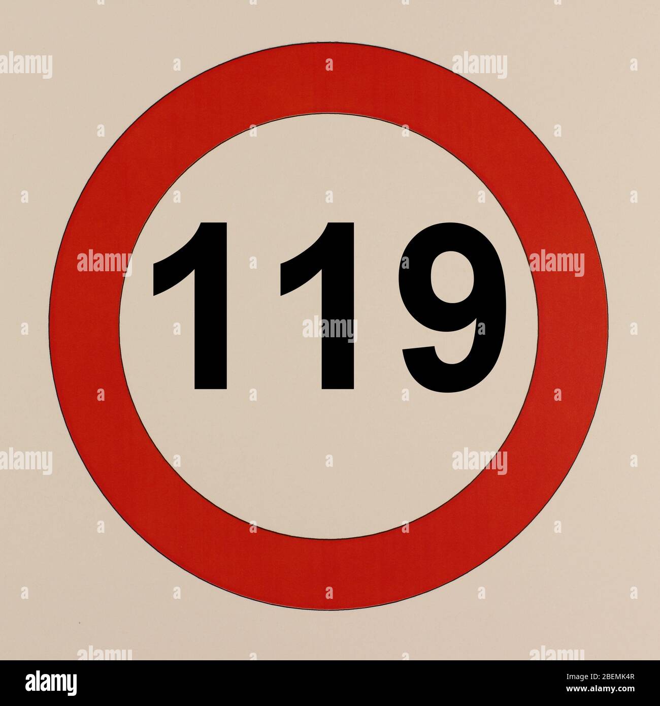 Illustration des Straßenverkehrszeichens 'maximum Geschwindigkeit 119 km pro Stunde' Banque D'Images