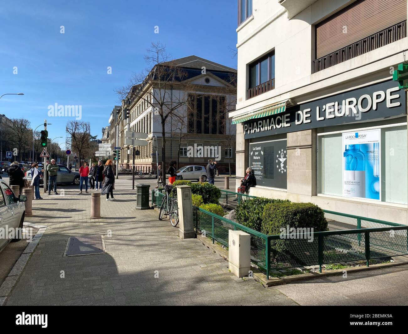 Strasbourg, France - 16 mars 2020: Vue grand angle de plusieurs personnes en attente d'entrer dans la pharmacie pharmacie pharmacie pharmacie pharmacie pharmacie pharmacie pharmacie pharmacie de l'europe pendant le confinement général du Coronavirus Banque D'Images