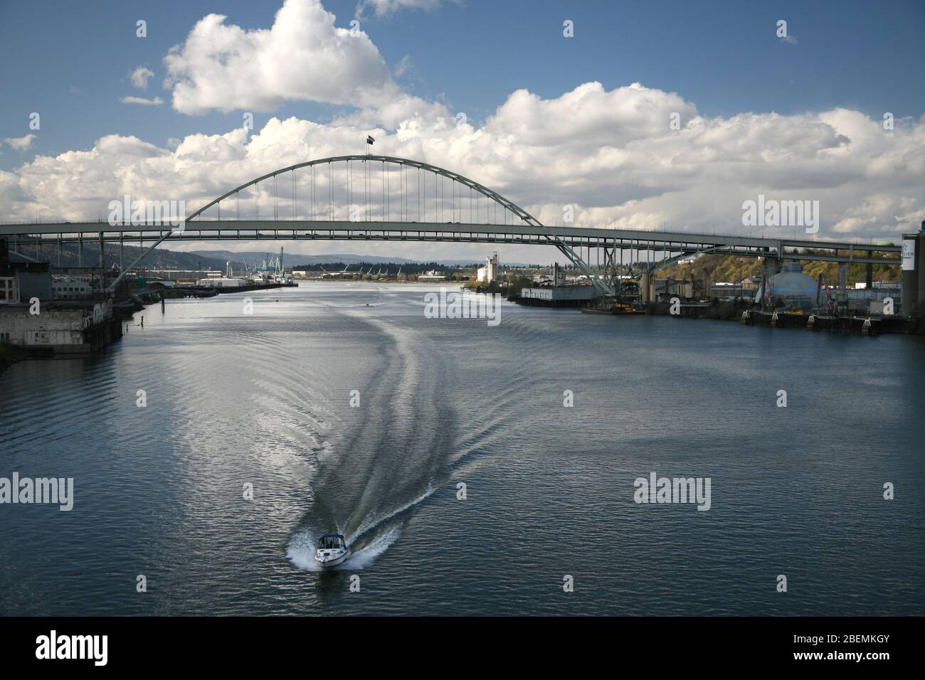 Vue sur le grand pont de passage en acier Fremont au-dessus de la rivière Willamette à Portland, qui transportait l'Interstate 405 au-dessus de l'eau Banque D'Images