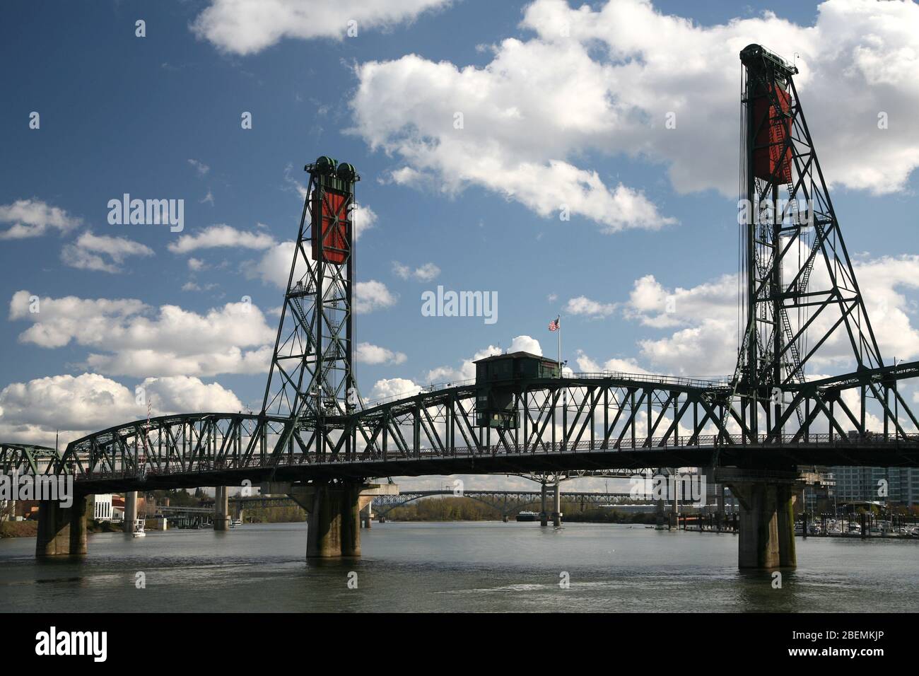 Vue sur le pont historique de Hawthorne qui s'étend sur la rivière Willamette, dans le centre-ville de Portland, Oregon Banque D'Images