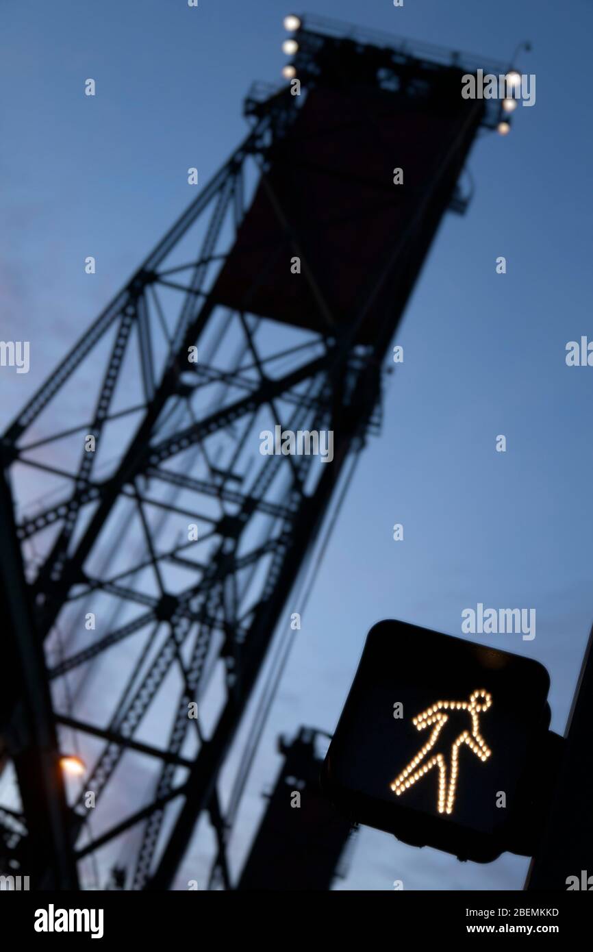 Vue verticale du pont Hawthorne avec signal de marche à Portland, Oregon Banque D'Images