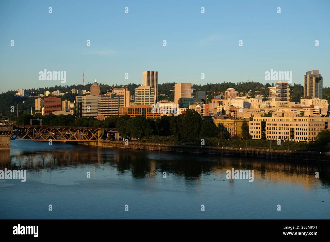 Horizon du centre-ville de Portland sur la rivière Willamette à l'aube Banque D'Images