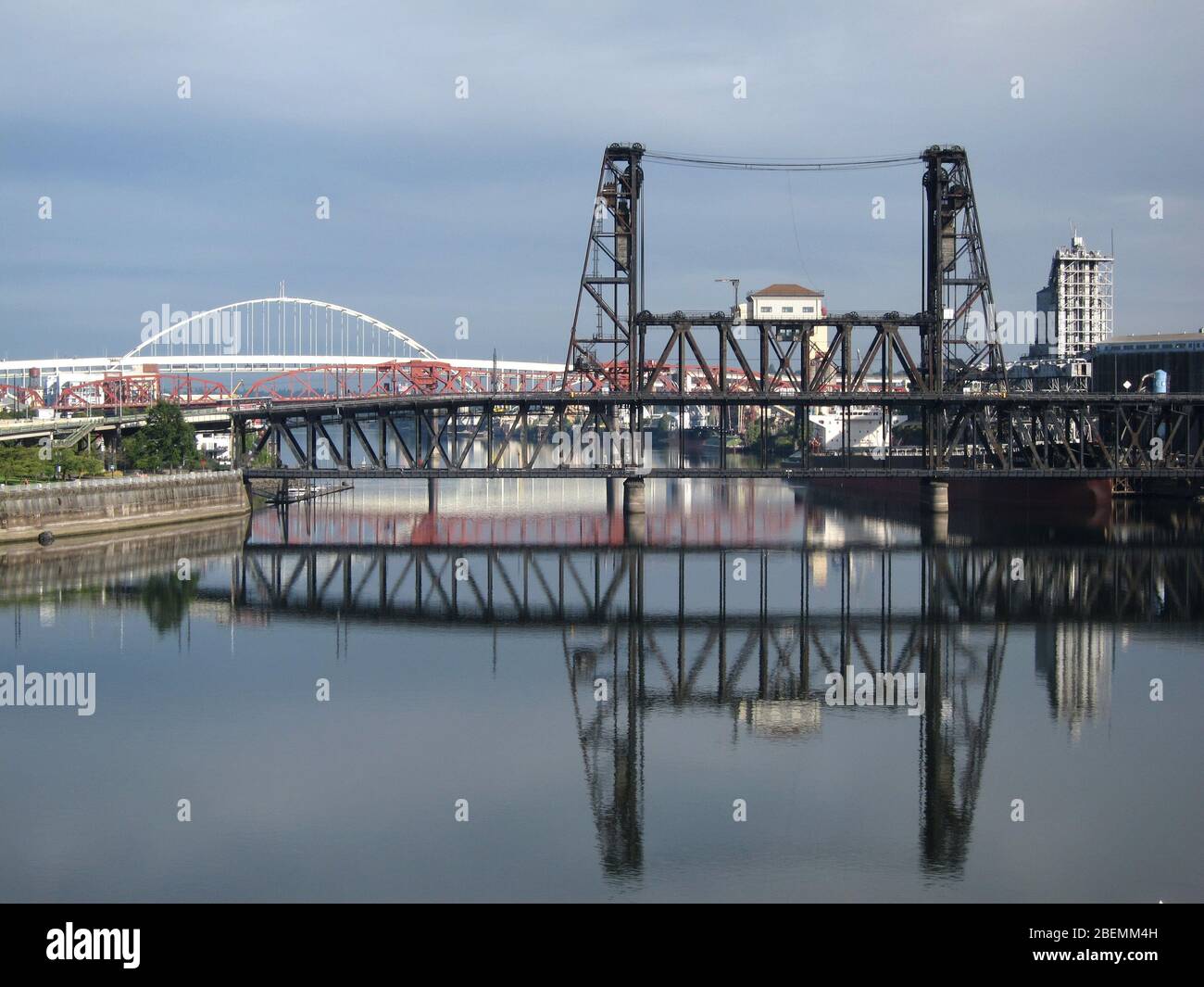 Réflexions du rail télescopique et du pont d'acier routier au-dessus de la rivière Willamette à Portland, Oregon Banque D'Images