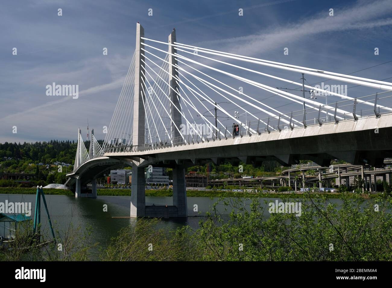 Le pont de Portland'sTilikum Crossing est resté sur la rivière Willamette pendant une journée d'été Banque D'Images