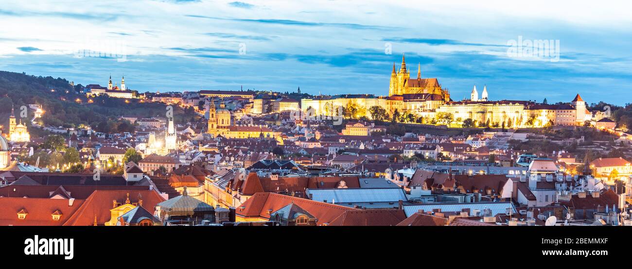 Château de Prague décor de soirée. Hradcany avec la cathédrale St Vitus après le coucher du soleil. Prague, République tchèque. Banque D'Images