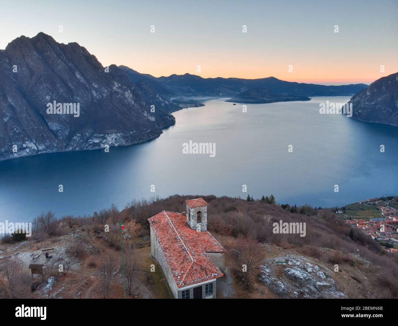 Vue sur le lac d''Iseo depuis la colline de San Defendente, province de Bergame, district de Lombardie, Italie Banque D'Images