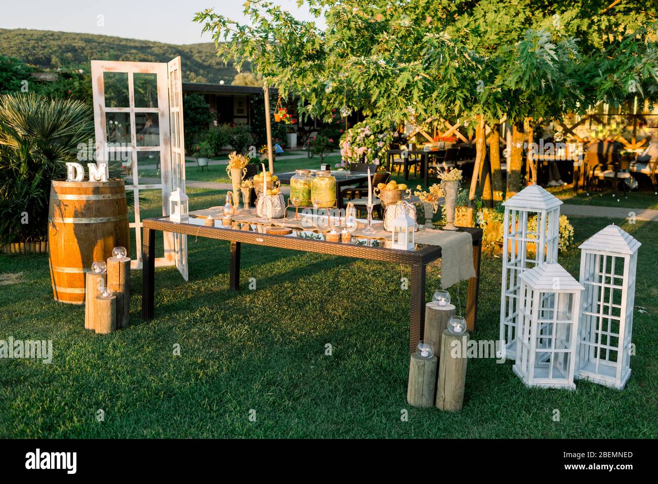 Buffet de limonade. Décoration de l'espace mariage. Préparatifs pour le jour du mariage. Banque D'Images