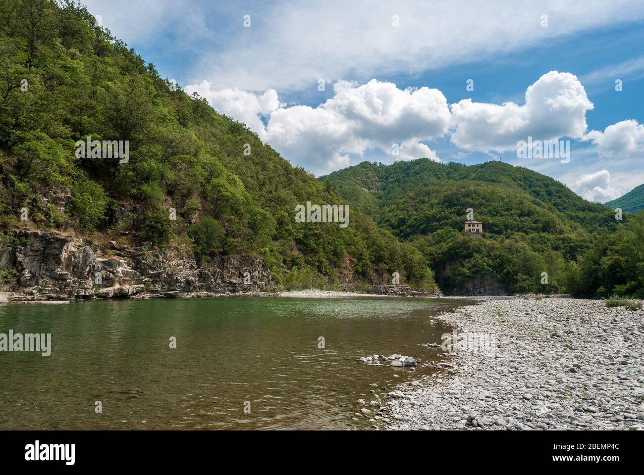 La rivière Trebbia et les collines environnantes en été (Emilie Romagne, Italie) Banque D'Images