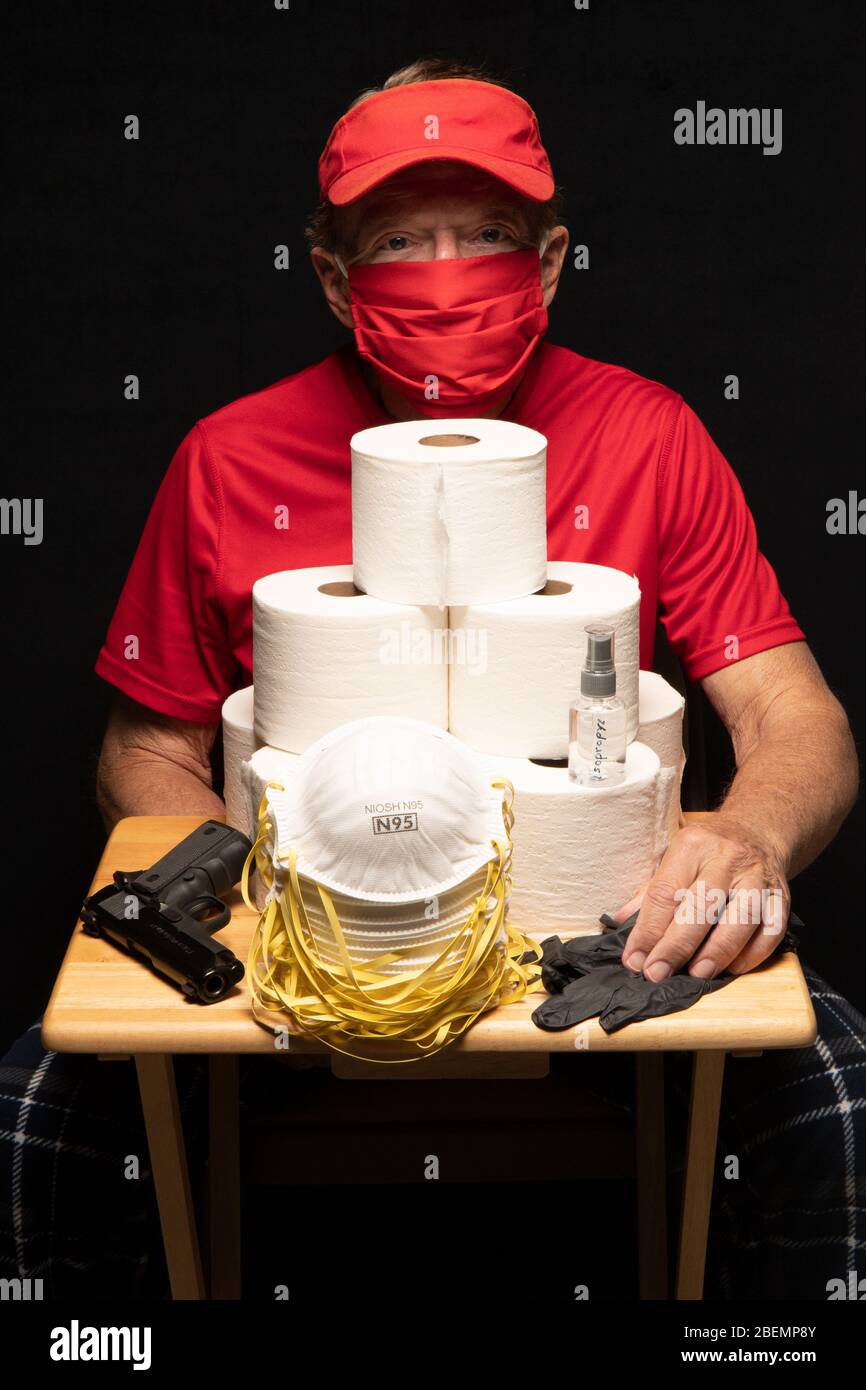 Homme Assis A La Table Avec Des Articles De Virus Corona Papier Toilette Gants N 95 Masque S Pistolet Pour Les Defendre Photo Stock Alamy Homme Assis A La Table Avec Des Articles De Virus Corona Papier Toilette Gants N 95 Masque S Pistolet Pour Les Defendre Photo Stock Alamy