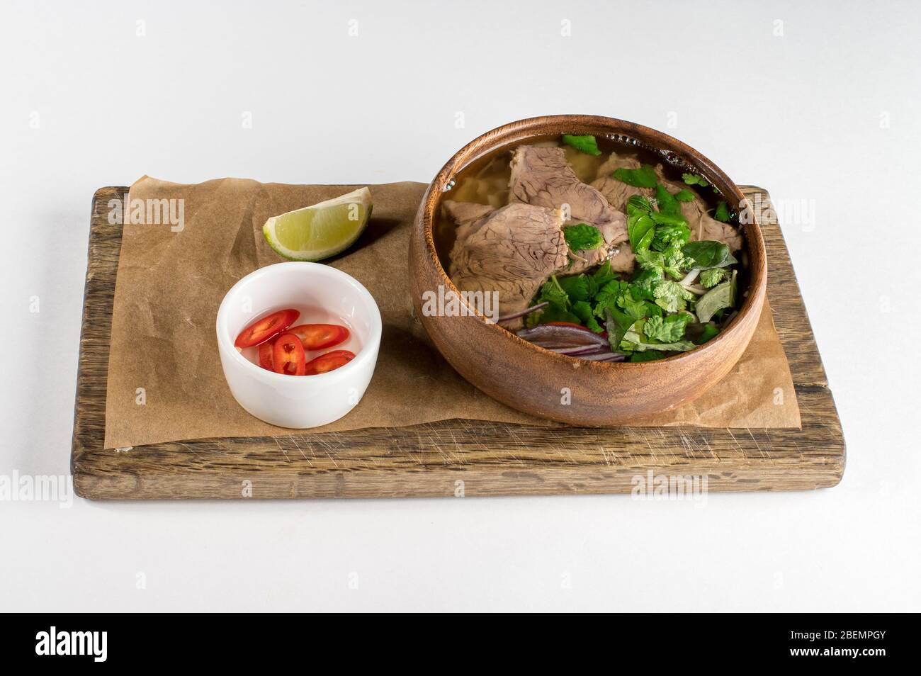 Soupe de nouilles vietnamiennes pho bo avec citron vert, piment, oignon, légumes crus . Vue de dessus Banque D'Images