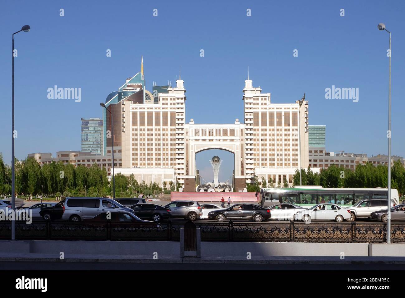 NUR-SULTAN, ASTANA, KAZAKHSTAN - 3 JUIN 2015 : KazMunayGas, la société pétrolière et gazière de l'État. Embouteillages, voitures et bus sur la route, les gens autour Banque D'Images