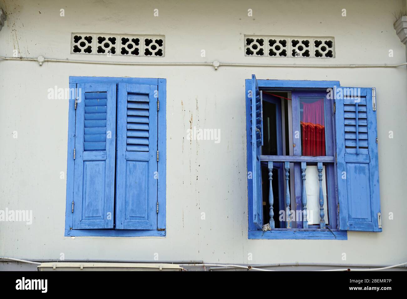 vieux volets colorés en bois à singapour Banque D'Images