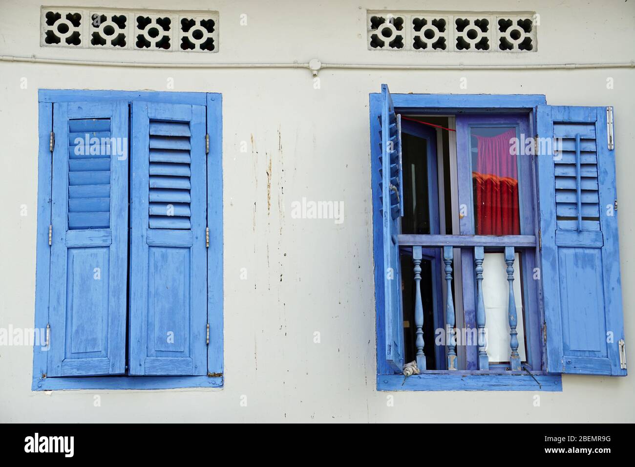 vieux volets colorés en bois à singapour Banque D'Images