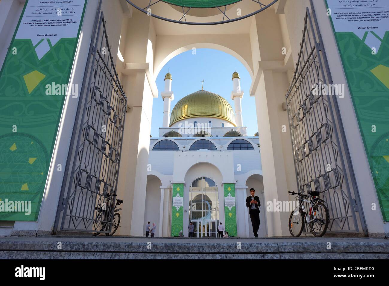 NUR-SULTAN, ASTANA, KAZAKHSTAN - 3 JUIN 2015 : entrée à la mosquée blanche de Nur Astana avec dôme doré. Deux bycicules des deux côtés du mur Banque D'Images