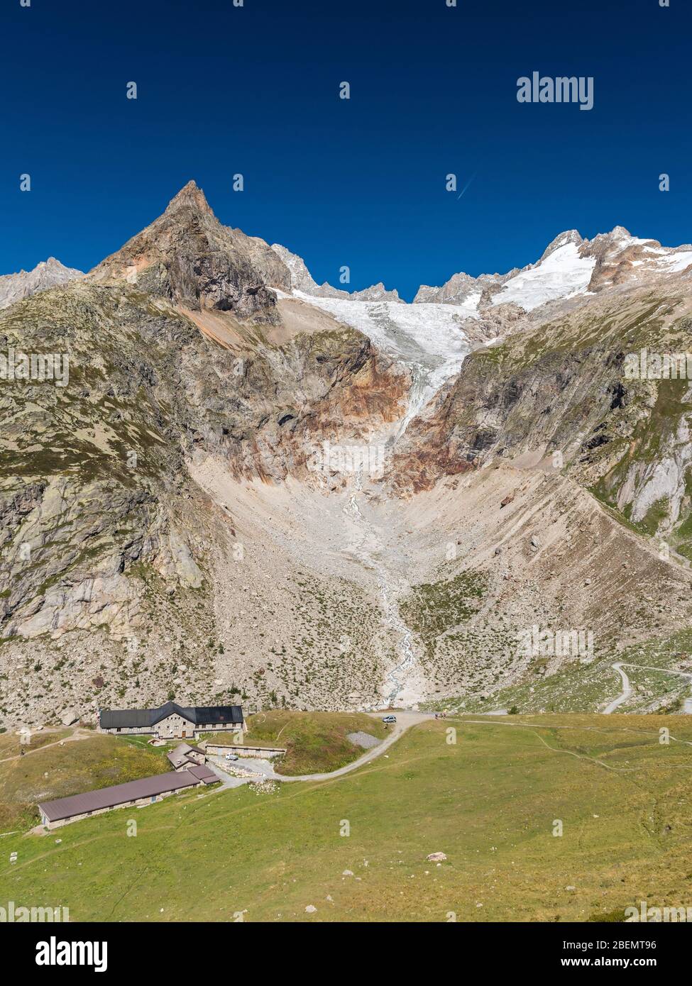 Le refuge Elena dans le val Ferret, le glacier du Pré de Bar et le mont Dolent en arrière-plan (vallée d'Aoste, Italie) Banque D'Images