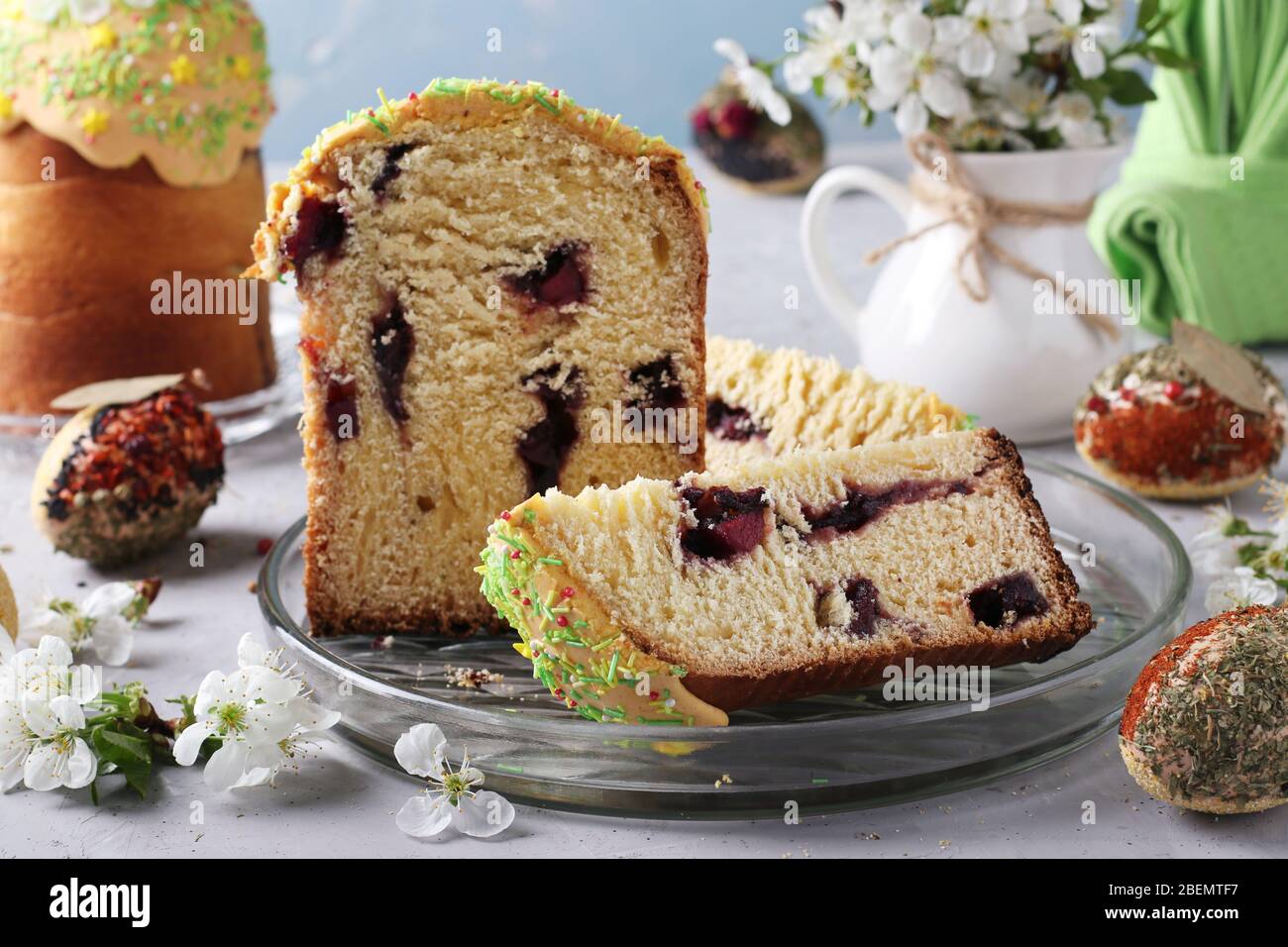Gâteau de Pâques avec une fente et de la confiture à l'intérieur et des œufs de Pâques décorés d'épices et de céréales, format horizontal Banque D'Images