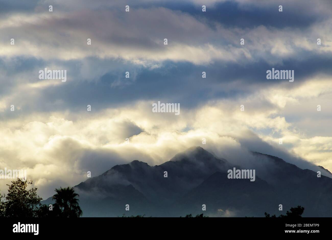 Paysage tôt le matin montagnes au lever du soleil dans le sud-ouest américain en Arizona Banque D'Images