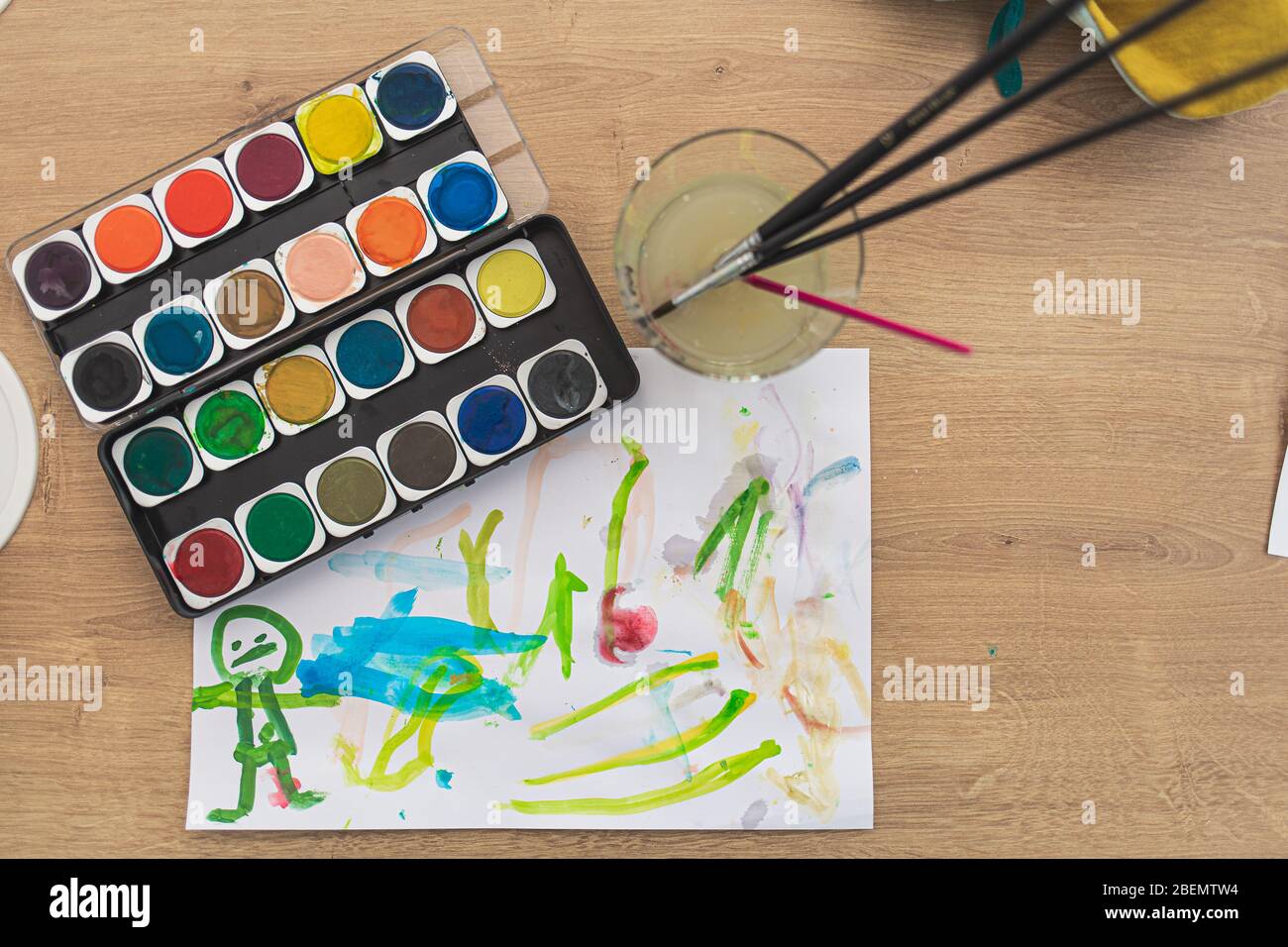 Palette de couleurs d'eau jeu d'enfance sur une table en bois Banque D'Images