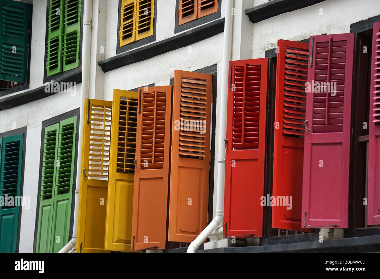 vieux volets colorés en bois à singapour Banque D'Images