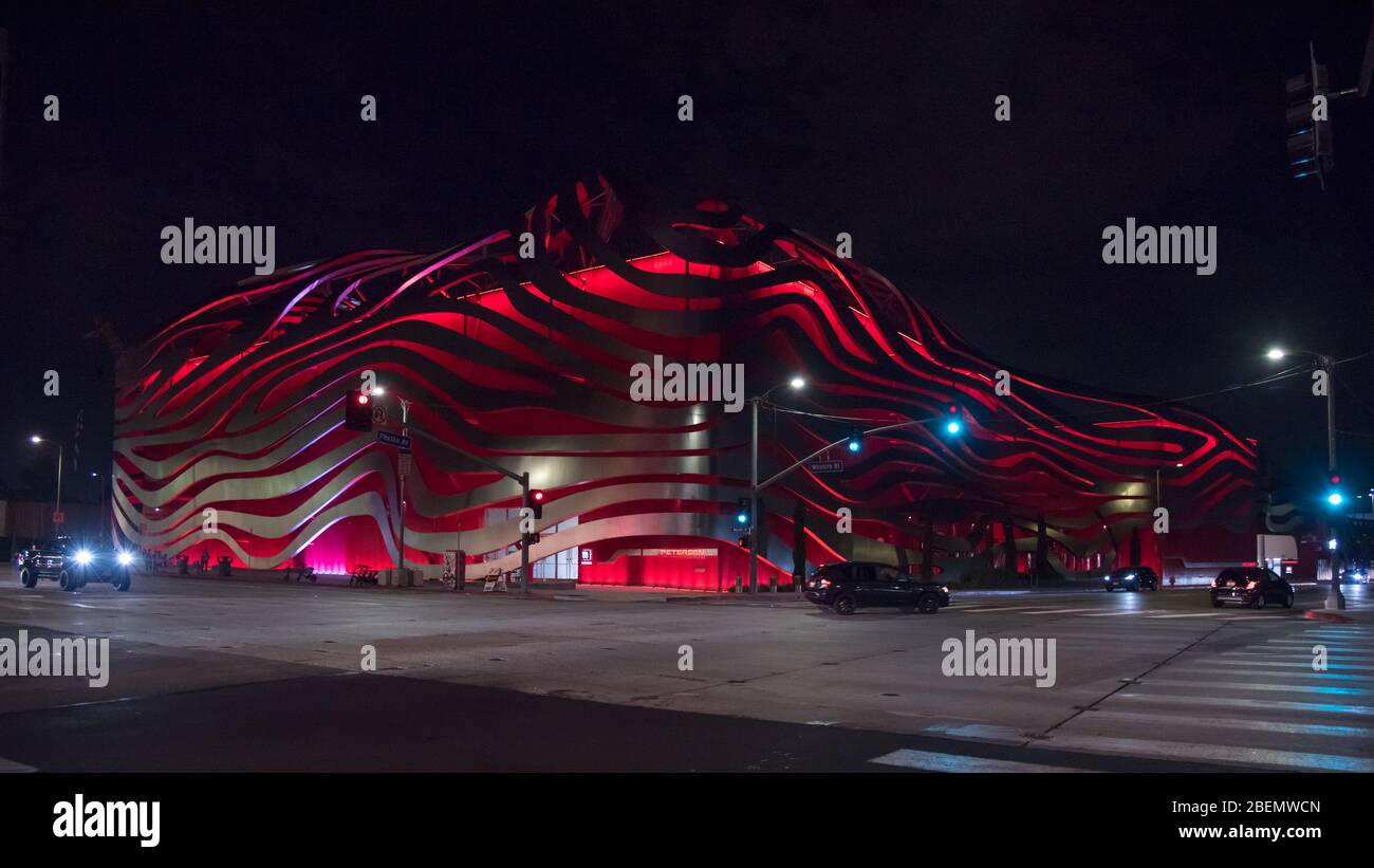 LOS ANGELES, CA/USA - 1 SEPTEMBRE 2019: Le bâtiment moderne et élégant du musée automobile Petersen la nuit Banque D'Images