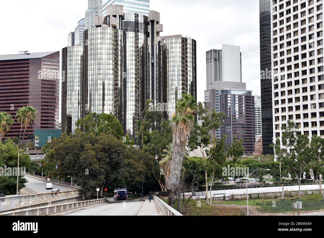 LOS ANGELES, CA/USA - 11 NOVEMBRE 2018 : le célèbre Westin Bonaventure Hotel vu du pont de la 4ème rue est un site de Los Angeles Banque D'Images