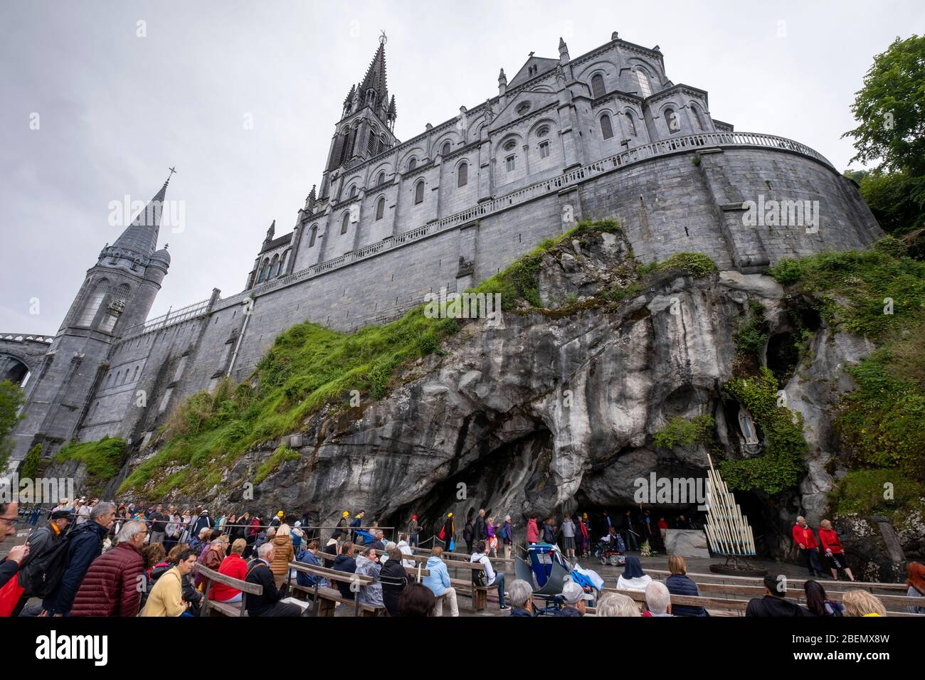 Vue sur la basilique notre-Dame du Rosaire construite au-dessus de la roche au-dessus de la grotte de Lourdes, France, Europe Banque D'Images